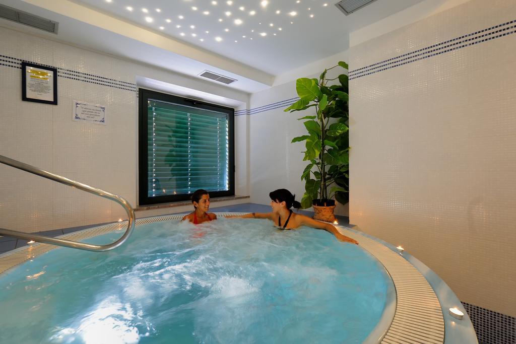 Hotel Benessere Villa Fiorita Колфиорито Екстериор снимка
